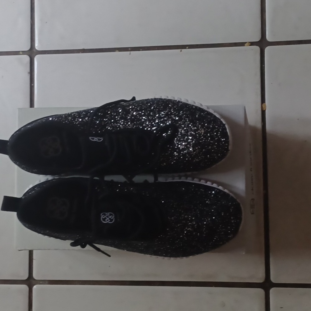 Women's tennis shoes